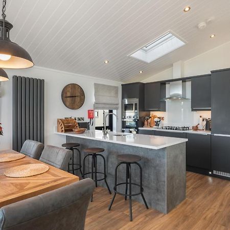 Hiraeth - Luxury Lodge With Hot Tub, Close To Beach Penally エクステリア 写真