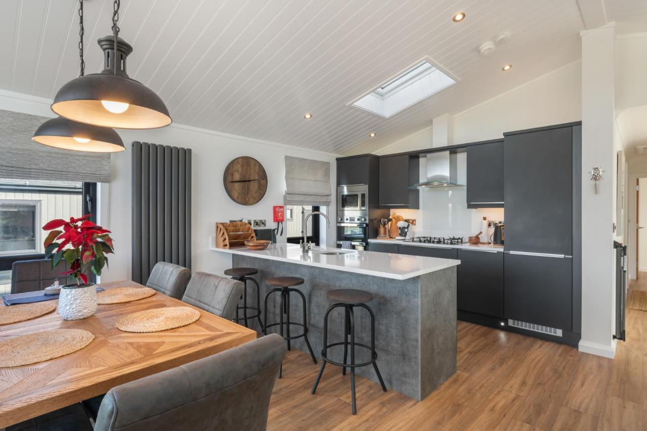 Hiraeth - Luxury Lodge With Hot Tub, Close To Beach Penally エクステリア 写真