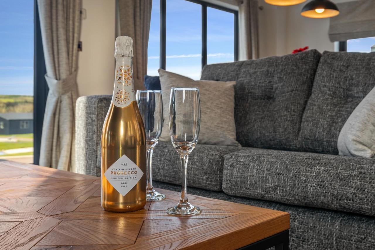 Hiraeth - Luxury Lodge With Hot Tub, Close To Beach Penally エクステリア 写真