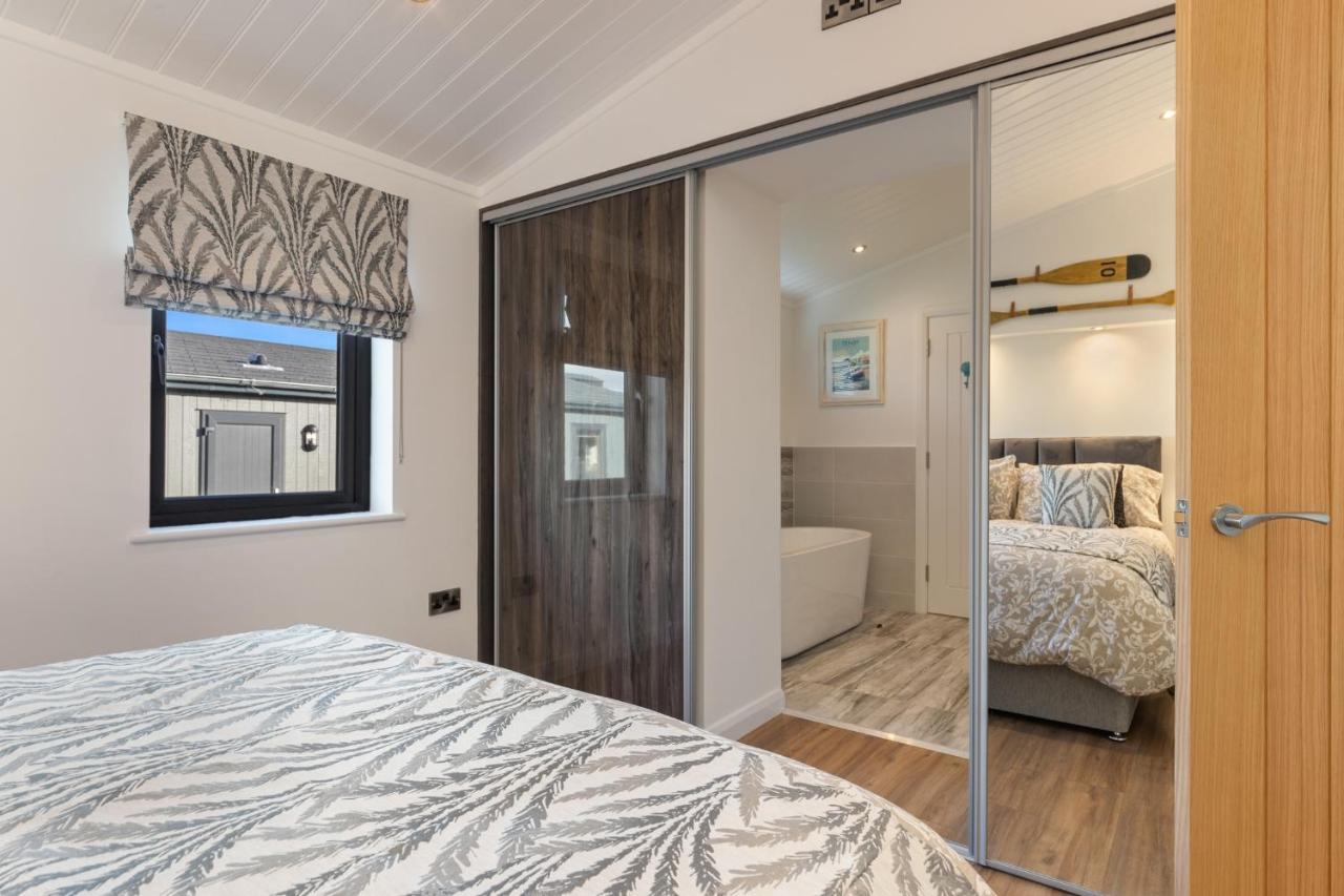 Hiraeth - Luxury Lodge With Hot Tub, Close To Beach Penally エクステリア 写真