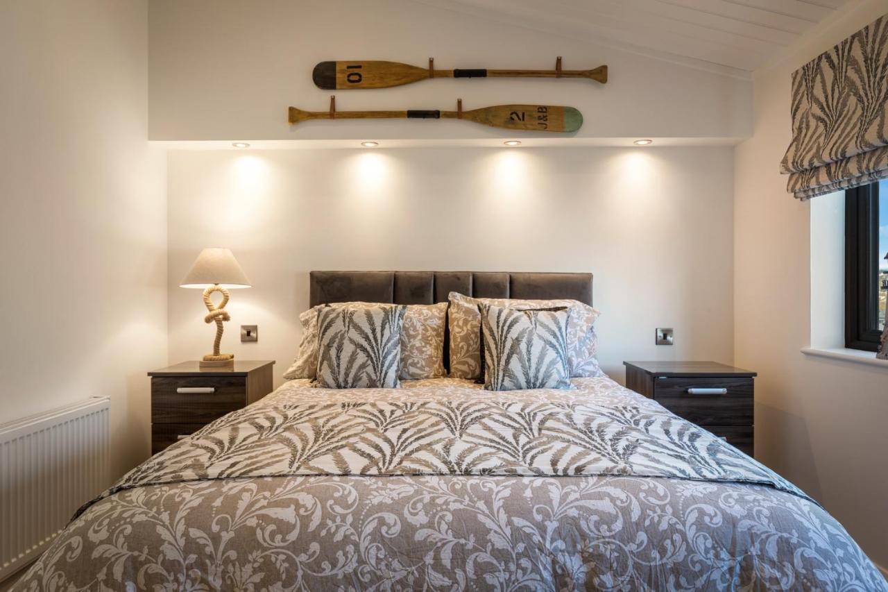 Hiraeth - Luxury Lodge With Hot Tub, Close To Beach Penally エクステリア 写真